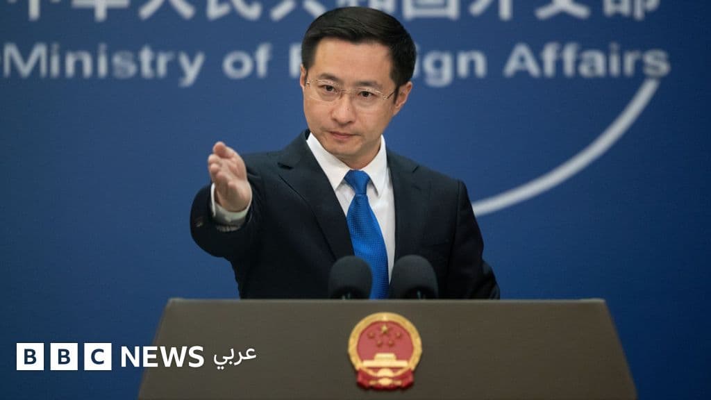 Seorang pejabat pemerintah berbicara di podium dengan bendera dan lambang China di belakangnya, dengan latar belakang bertuliskan Kementerian Luar Negeri.