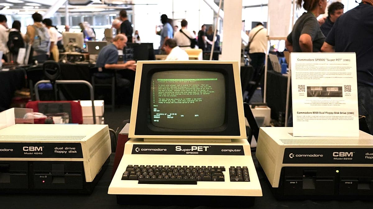 Sebuah Commodore Super PET dari tahun 1981 dipajang di tengah pameran komputer klasik, dengan komputer Commodore lainnya di sampingnya dan pengunjung festival di latar belakang.