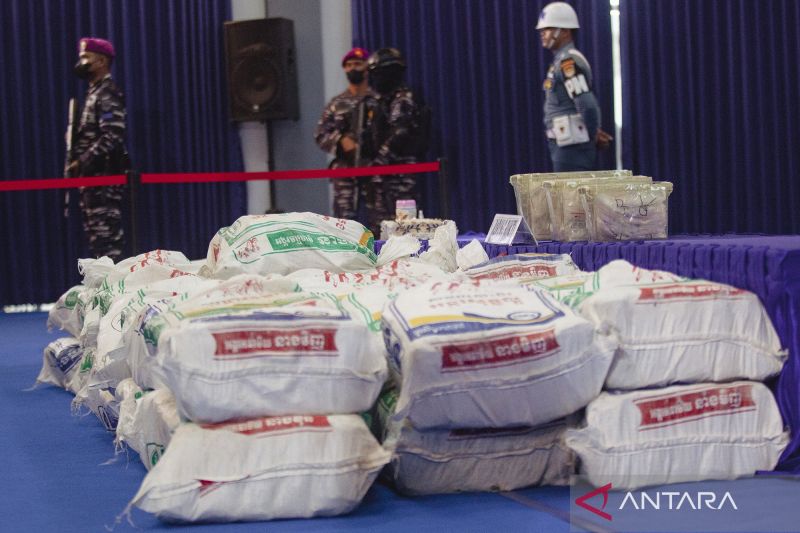 Paket-paket ketamin yang disita terlihat tersusun di atas meja berwarna biru di depan personel militer dan Bea Cukai yang mengenakan seragam dan helm putih.